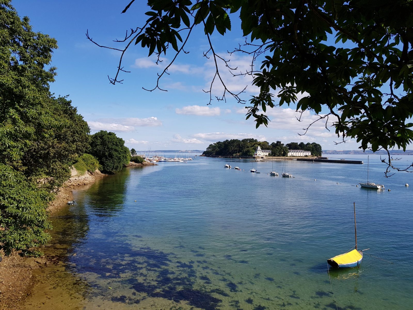 L'ile Tristan qui protége et abrite le Port Rhu