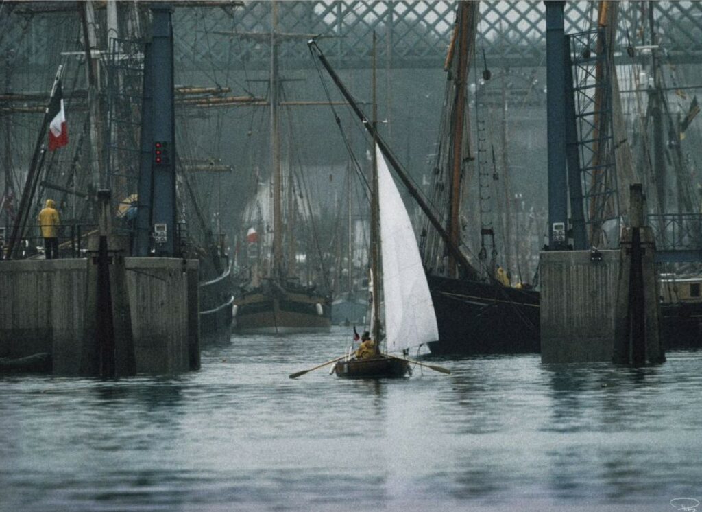 un bateau quitte le port